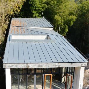 Álló varrás fém tető négyzetlábonként